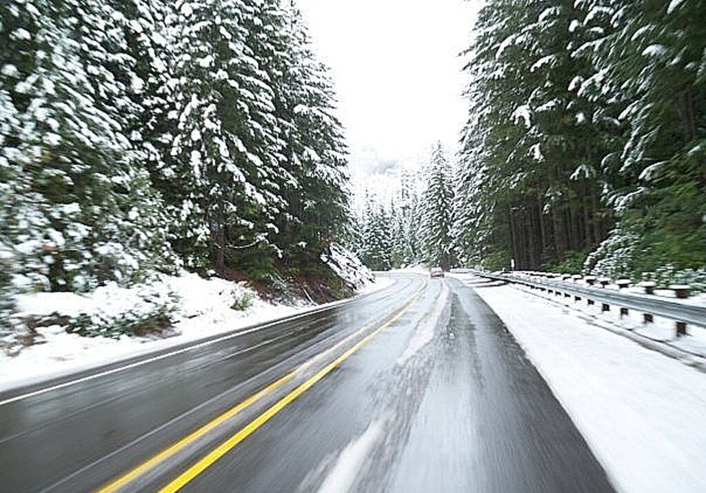 strada innevata