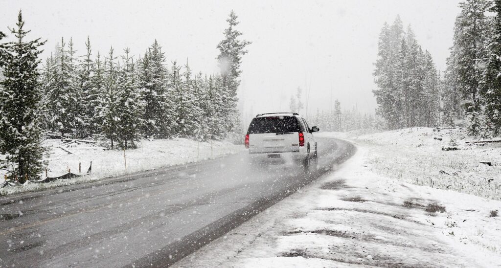 auto con gomme invernali sulla neve