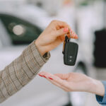 donna con chiavi auto in mano