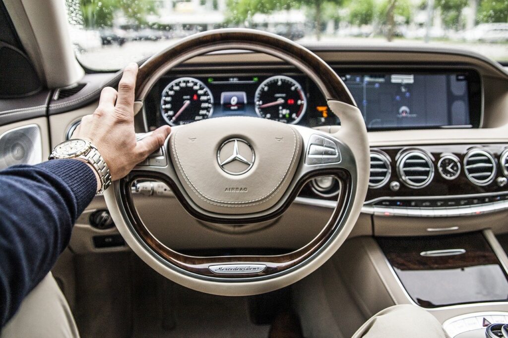 uomo al volante di una mercedes