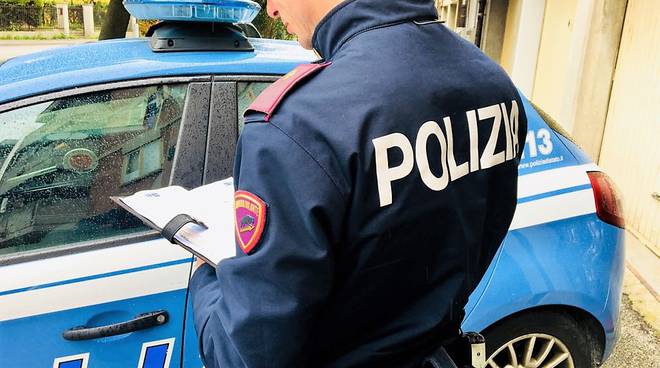 polizia che ferma auto