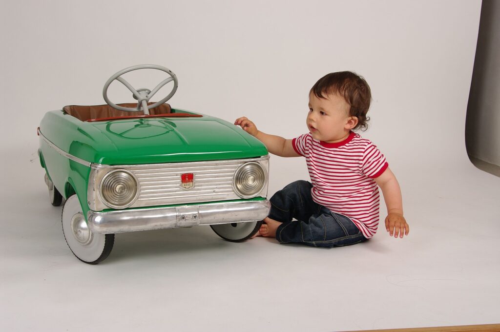 bambino con auto giocattolo