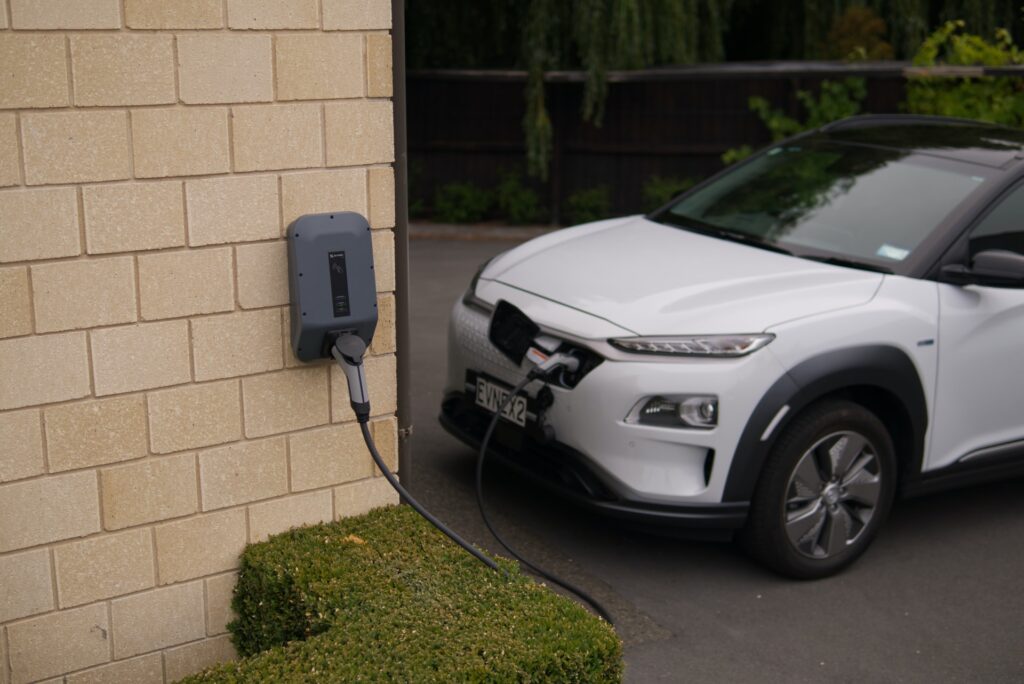 auto elettrica in ricarica a casa