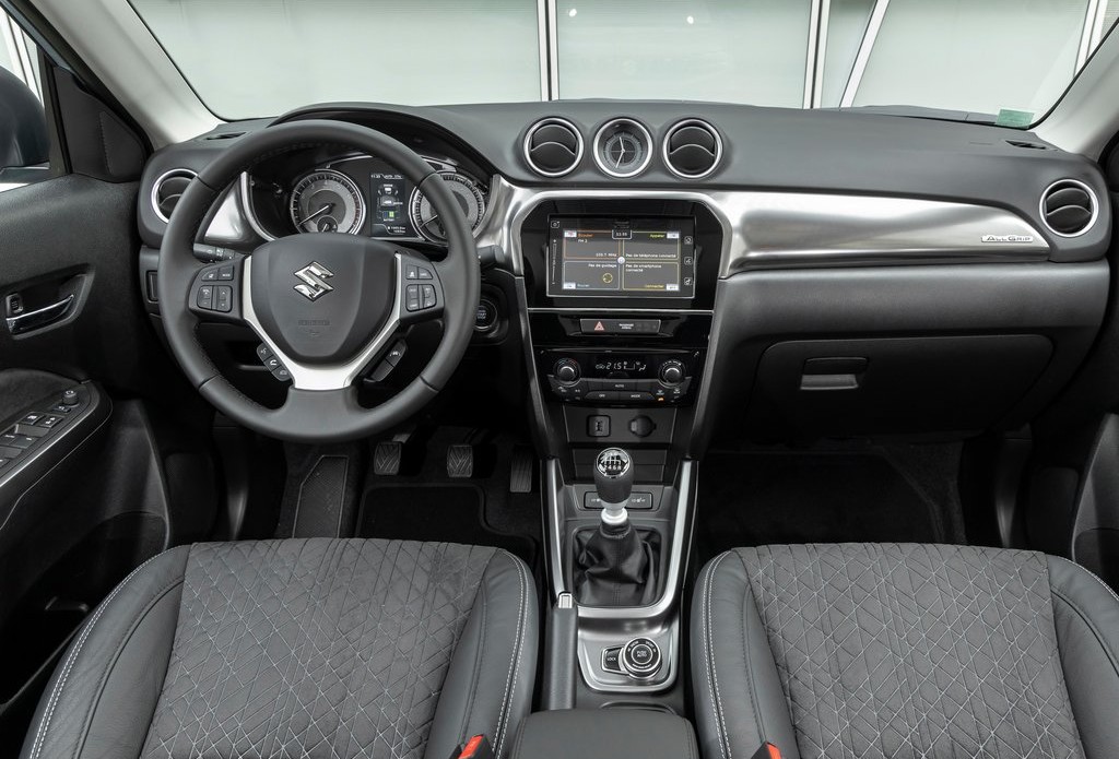 suzuki vitara hybrid interni