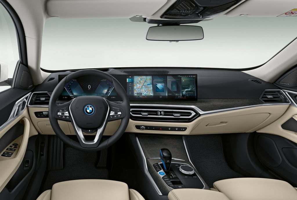 bmw i4 interni 