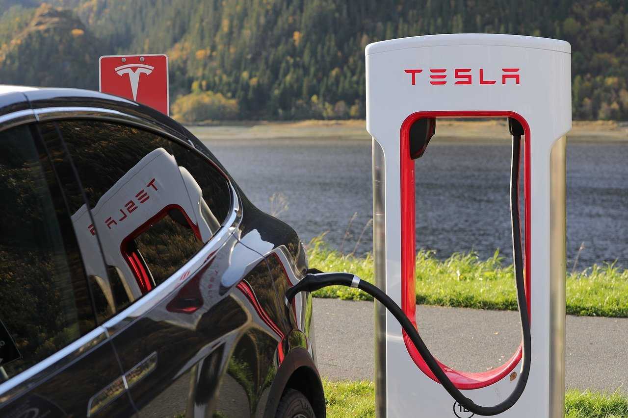 Le vendite delle EV in USA raddoppiano TESLA