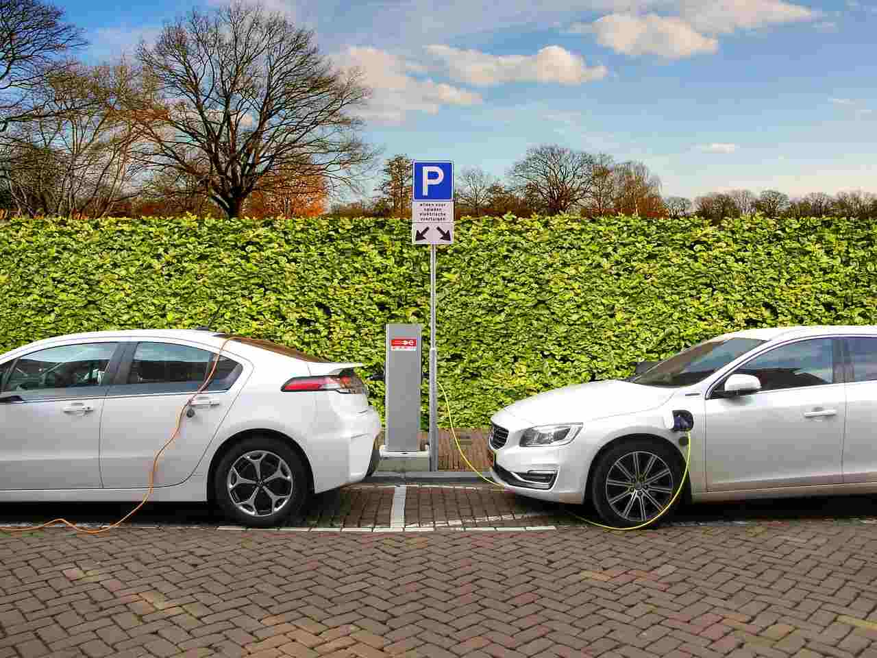 auto elettriche e ricarica pubblica
