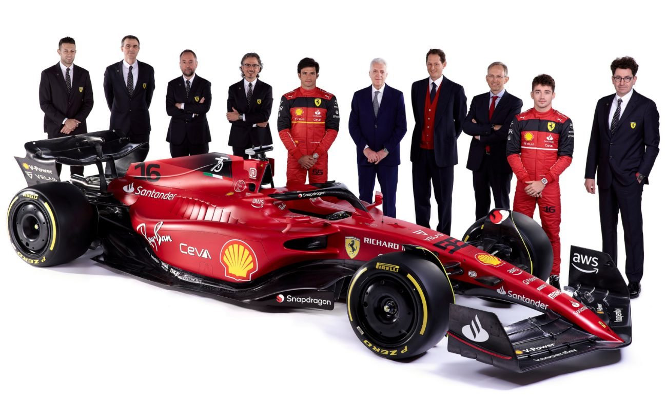 Ferrari F1-75 con i piloti, gli ingegneri e i vertici della Ferrari