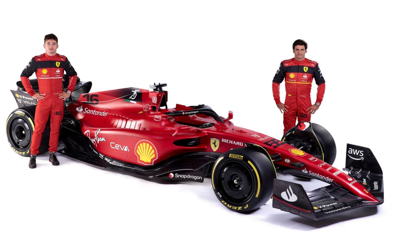La Ferrari F1-75 e i piloti Charles Leclerc e Carlos Sainz