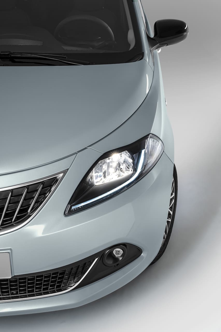 particolare frontale faro lancia ypsilon