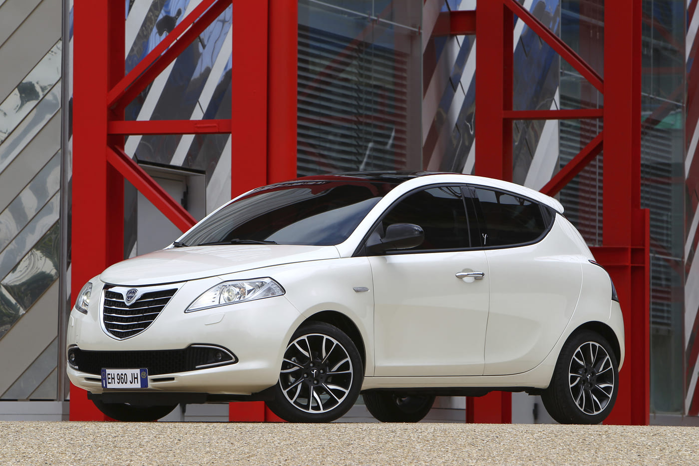 lancia ypsilon compie 40 anni