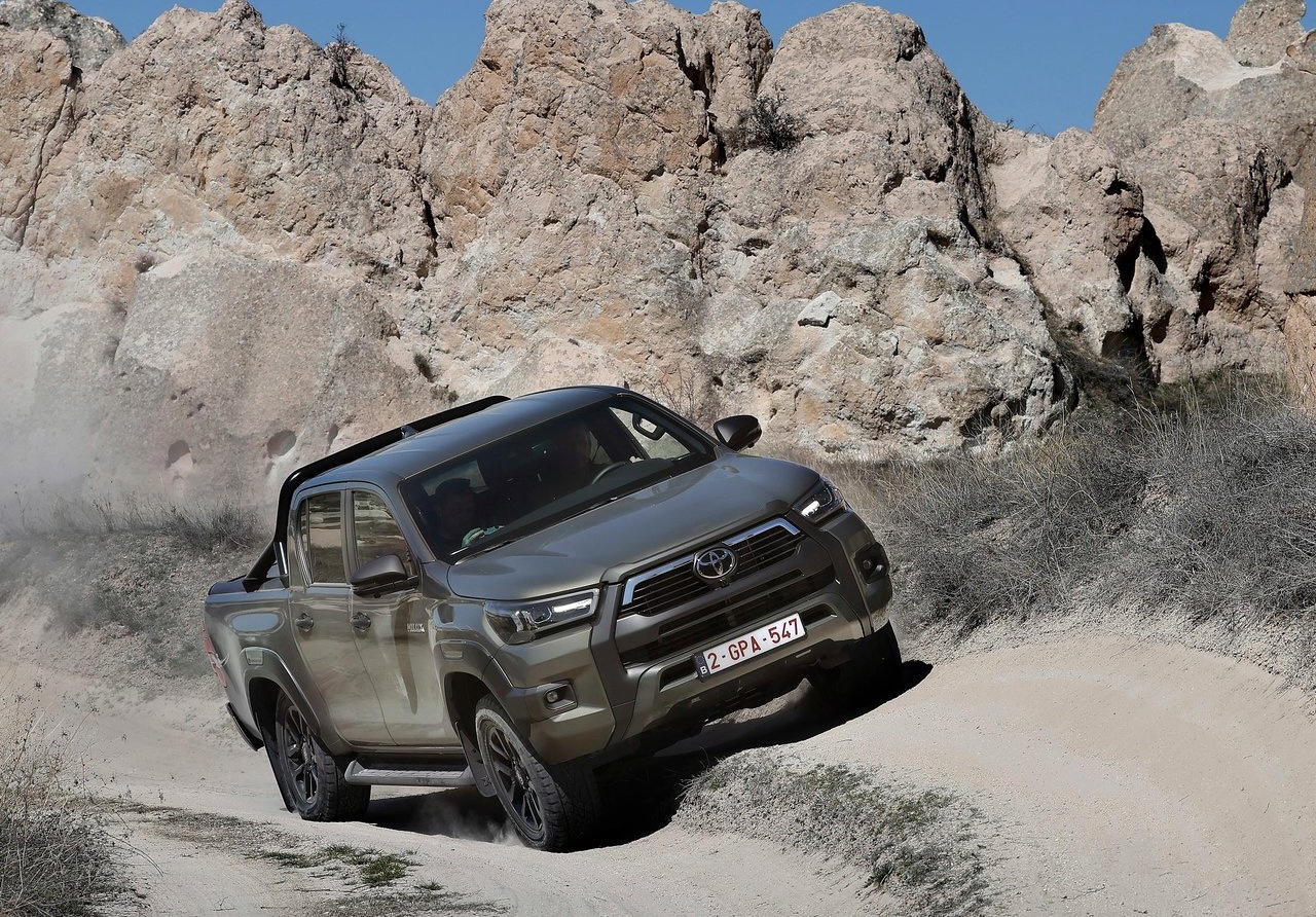 toyota hilux dimensioni