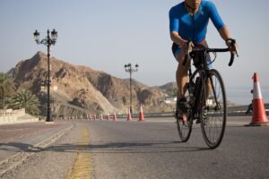 auto ibride e ciclisti