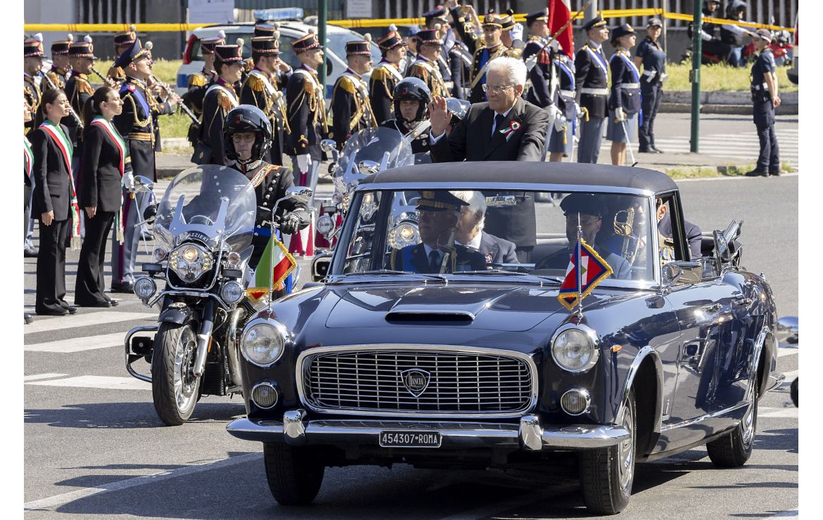 Lancia flaminia presidenziale con mattarella