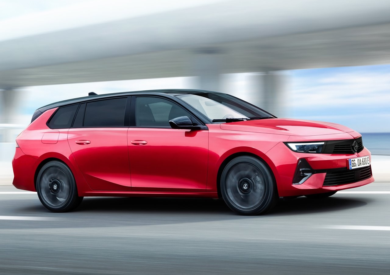 Opel Astra Sports Tourer elettrica prova su strada