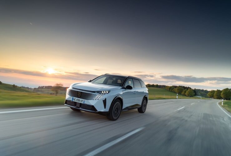 Nuova Peugeot E-5008 Dual Motor