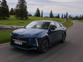 DS N°8 prova su strada