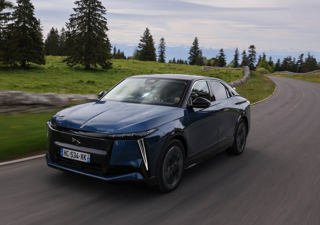 DS N°8 prova su strada