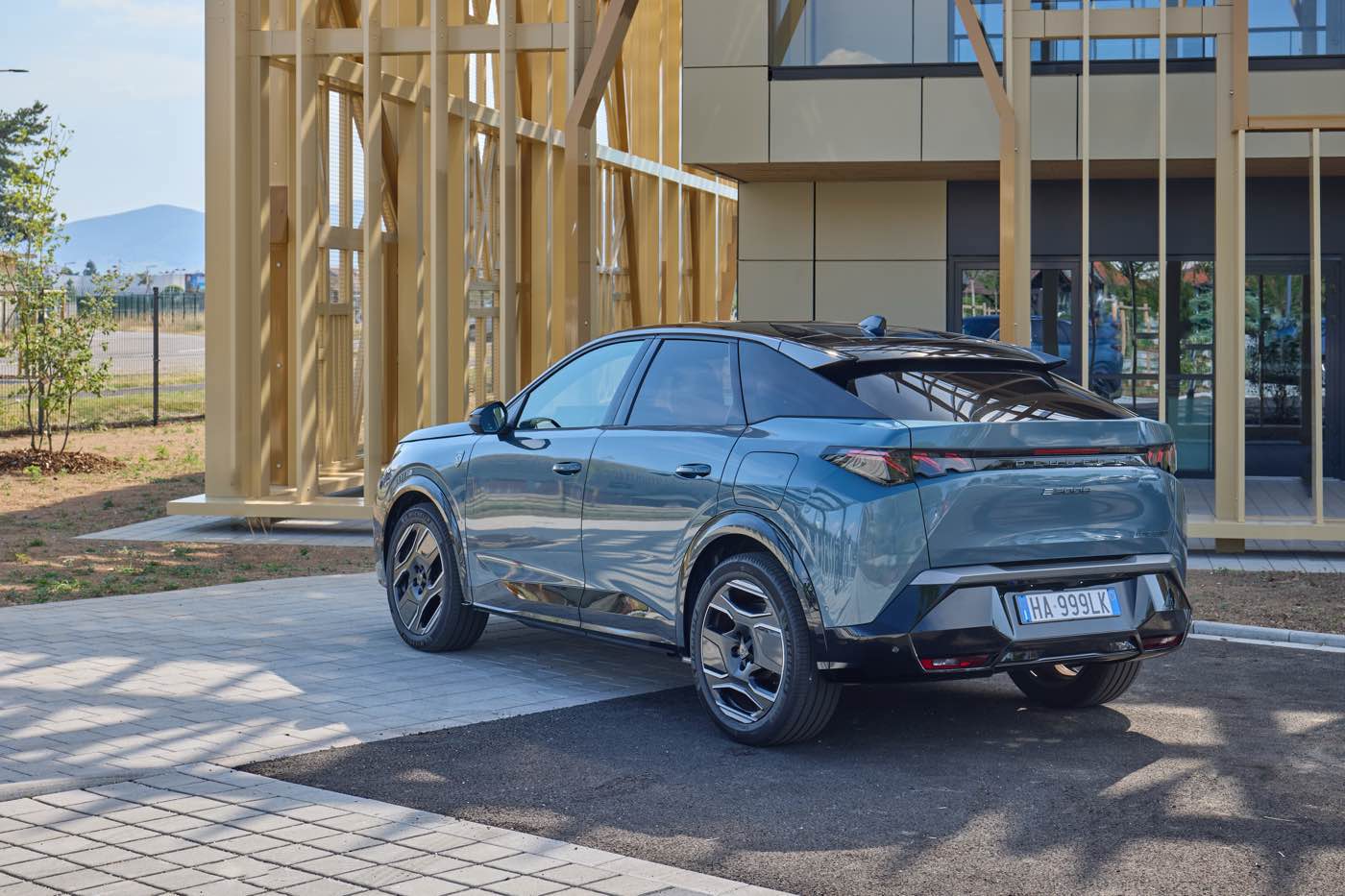 Peugeot E-3008 AWD prova su strada